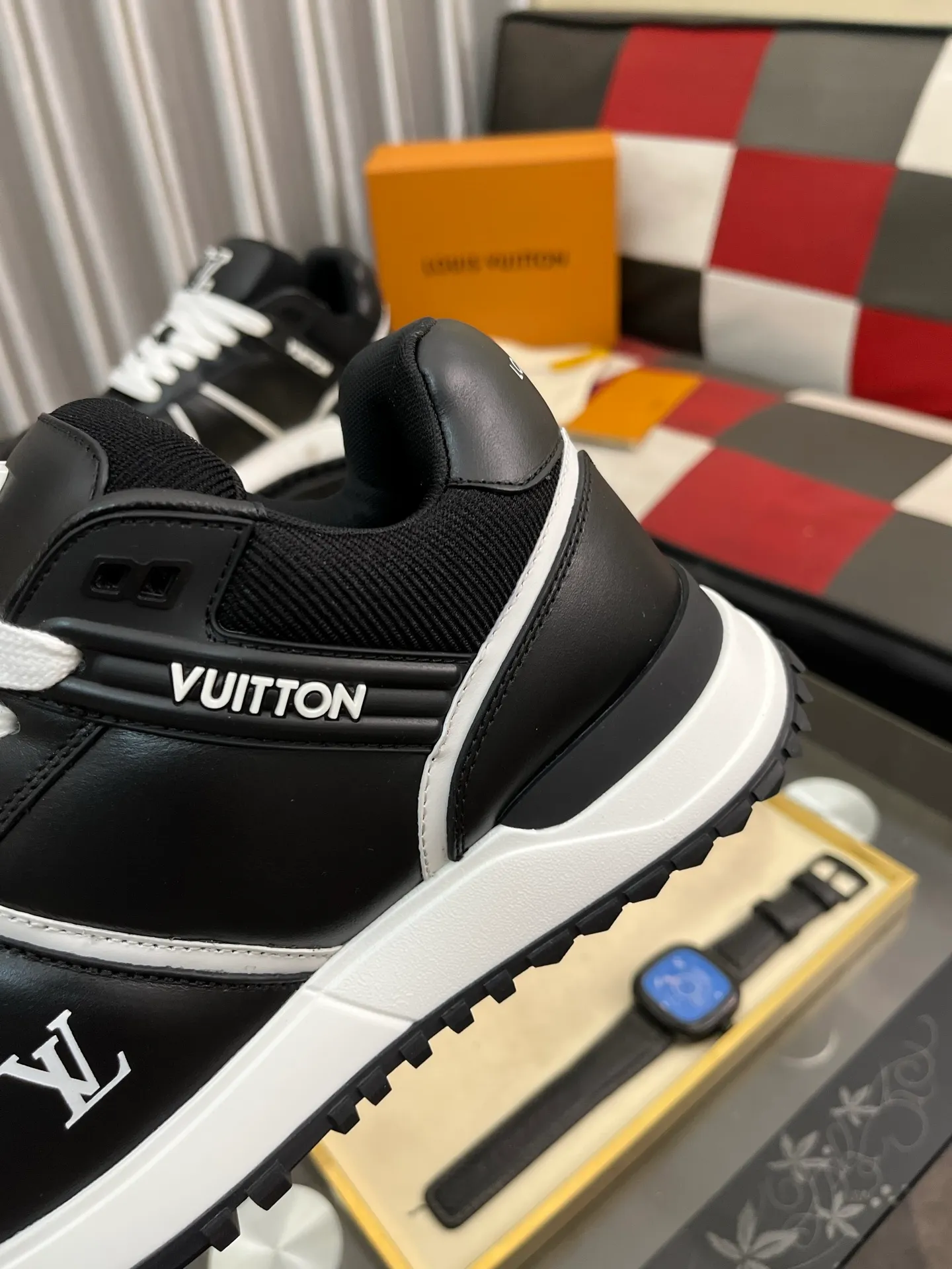 Men's Men's Shoes 💰760⌚️⌚️LV Classic men's sneakers are shipped. Lightweight thick-soled chubby bread shoes, super versatile and multiple styles are coming! This sneaker is made of smooth cowhide punching and grained cowhide stitching to create an elegant design. Grained cowhide is stitched with technical mesh, and smooth cowhide and grained cowhide are combined in multiple styles. The color is classic and versatile, and it can be easily integrated into various styles. The eye-catching LV letters are marked on the side of the shoe, the tongue is decorated with LV embroidered letter web logo, the brand logo is screen-printed on the heel, and the lightweight rubber outsole is embellished with Vuitton's personalized logo. The fabric-lined foot pads make your feet fashionable, handsome and versatile! Comes with full original packaging! Size: 35-46 (40 for women, 38.45.46 for men, customized)